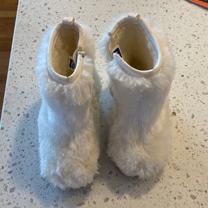 Furry white toddler boots